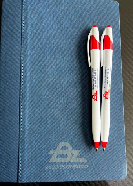 Agenda y plumas con logo