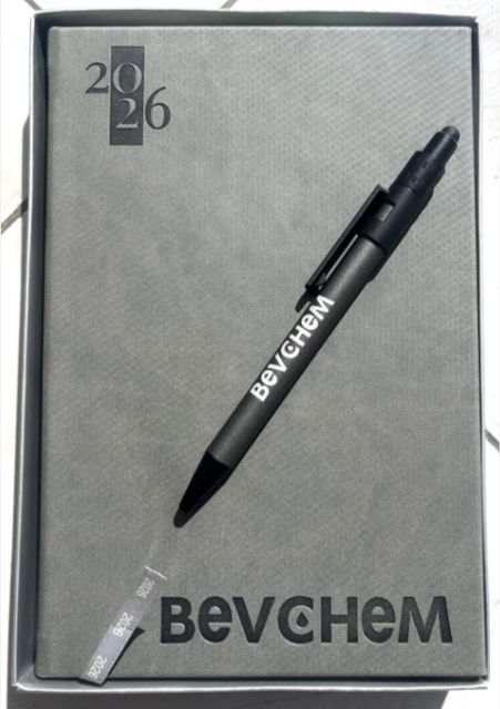 Libreta pasta dura y pluma grabadas